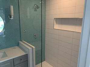 Combined shower/tub, towels, soap, toilet paper
