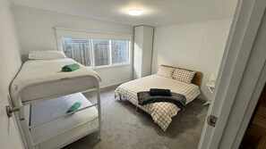 2 slaapkamers, een strijkplank/strijkijzer, reisbedje, gratis wifi
