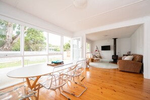 Interior - Morgans | Walk 2 Beach, Shops & Parks. Pets OK (Cowes)