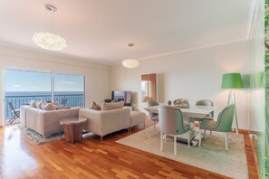 100-inch plasma TV with cable channels, TV - Stunning Apartment with sea view (Santa Cruz)