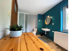 Combined shower/bathtub, towels, toilet paper
