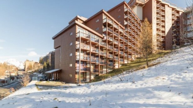 A multi-story hotel with balconies, situated on a snowy slope. - travelski home classic - Résidence Grand Arbois - Studio 4 personnes n°621 (Les Arcs)