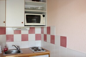 Fridge, microwave - travelski home classic - Vue Pistes - Studio 3/4 personnes L19 (La Plagne)