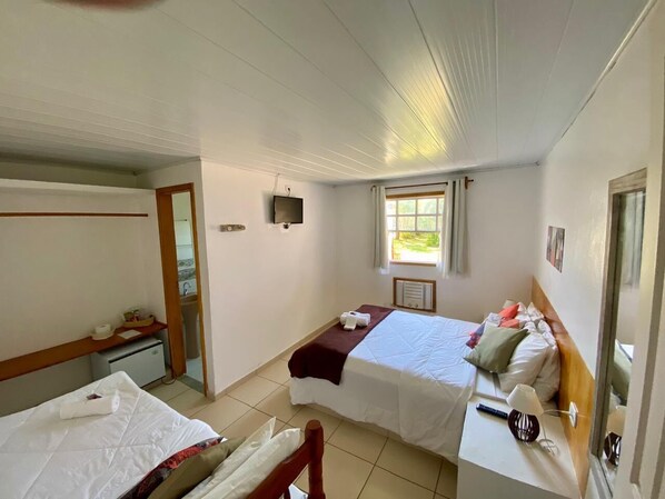 Classic Triple Room | Minibar, free WiFi, bed sheets - Pousada Jardim de Buzios (Búzios)