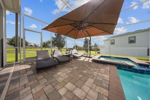 Un espace extérieur aménagé avec une piscine, du mobilier de jardin et une vue sur le paysage environnant.