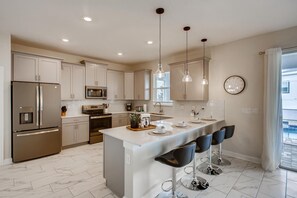 Fridge, microwave, oven, stovetop - 8908 CC - 6BR Luxury Home: Private Pool (Davenport)