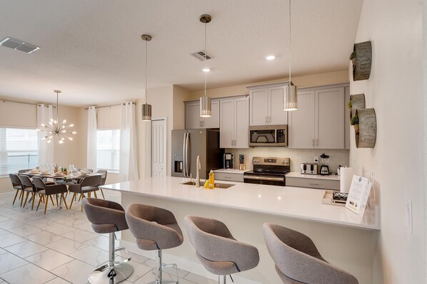 Fridge, microwave, oven, stovetop - 8985 CC - 5 Bedrooms Townhome Retreat (Four Corners)