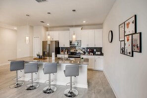 Fridge, microwave, oven, stovetop - 8981 CC 4Bed Private Pool 10 Guests Champions gate (Four Corners)