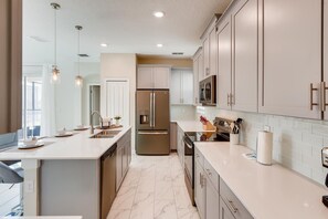 Fridge, microwave, oven, stovetop - 2751 BD -Luxury 5BR Single Family - Private Pool (Kissimmee)