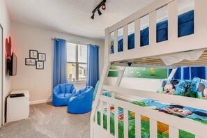 5 habitaciones, tabla de planchar con plancha, cuna de viaje y internet 