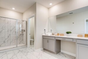 Bathtub, hair dryer, towels, soap - 871 DS - Exquisite 5BR Retreat with Pool (Four Corners)