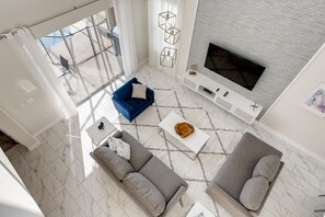 TV, fireplace, stereo