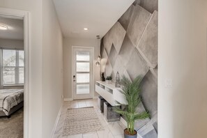 5 quartos, ferros/tábuas de passar roupa, berço de viagem