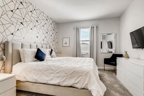 6 bedrooms, Internet, bed sheets - 2859 BD – Stunning Lakefront Pool Retreat at Storey Lake (Kissimmee)