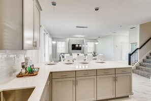 Fridge, microwave, oven, stovetop - 2859 BD - Grand Luxury Villa with a Sparkling Pool (Kissimmee)