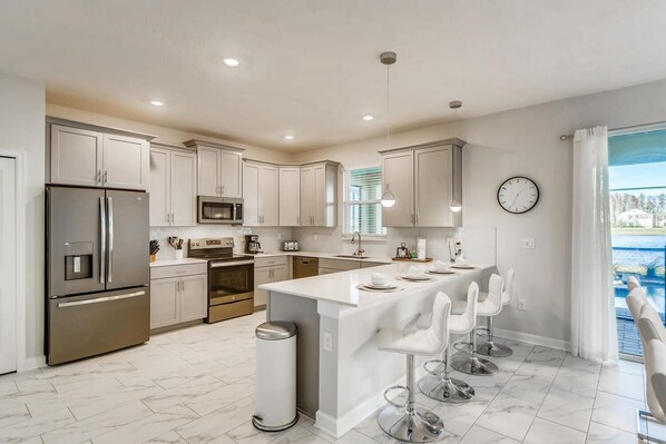 Réfrigérateur, micro-ondes, four, plaque de cuisson