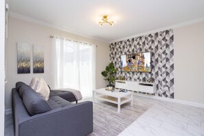 TV, stereo - 2929 SS - Disney Delight: 4BR, Pool, Near Parks (Kissimmee)