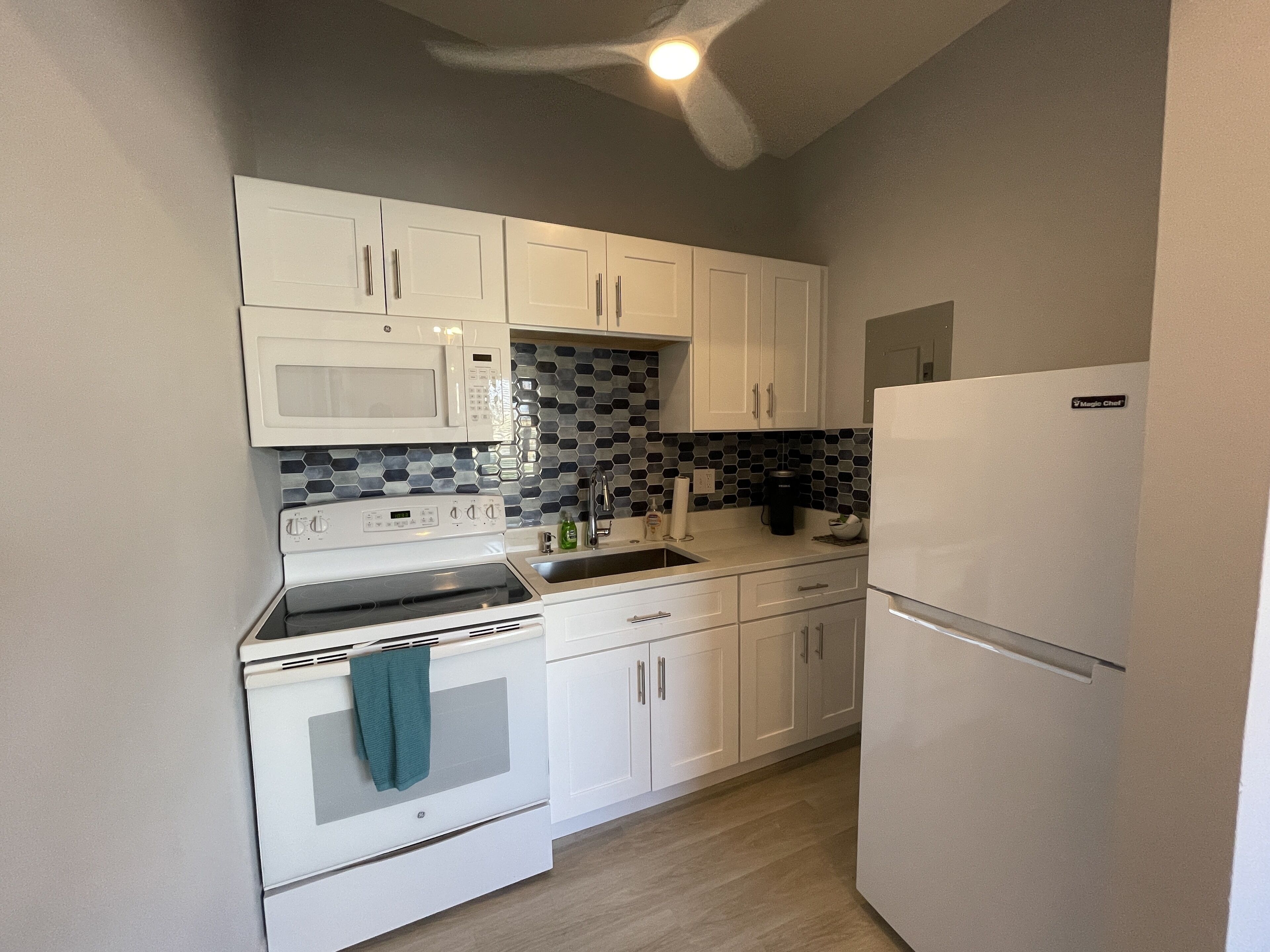 Réfrigérateur, micro-ondes, four, plaque de cuisson