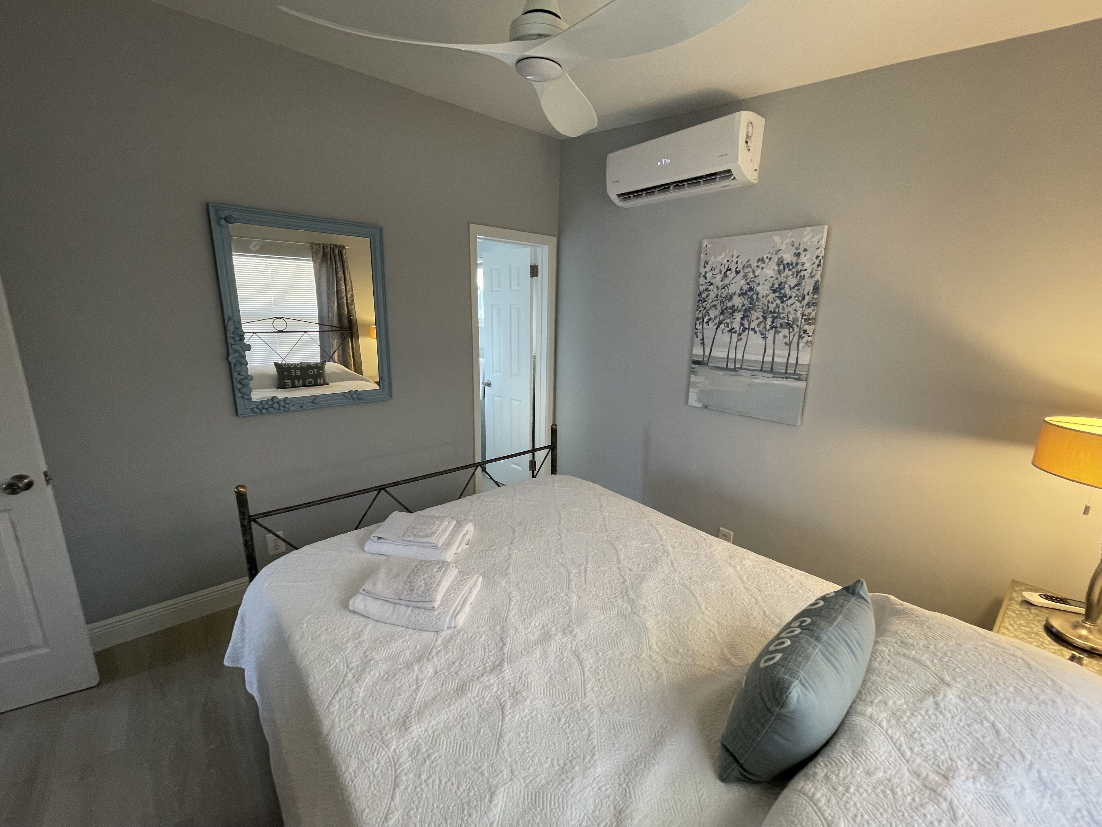 1 chambre, bureau, fer et planche à repasser, lit parapluie