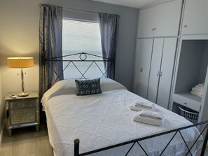 1 Schlafzimmer, Schreibtisch, Bügeleisen/Bügelbrett, Reisekinderbett