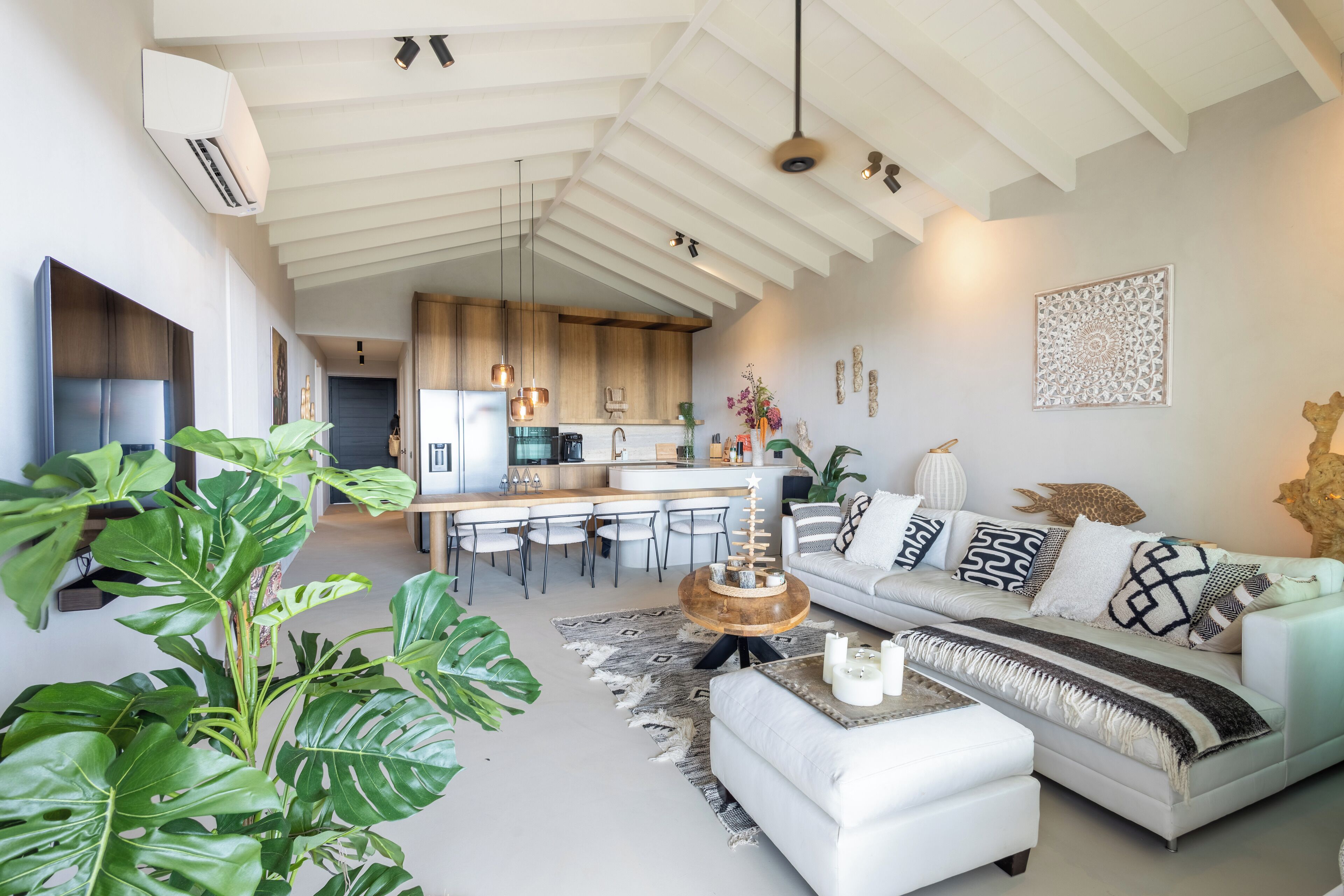 Three-Bedroom Superior Penthouse Apartment | Wohnbereich | 38-Zoll-Smart-TV mit Digitalempfang, Fernseher