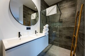 Appartement Penthouse, 2 chambres | Salle de bain | Douche, serviettes fournies