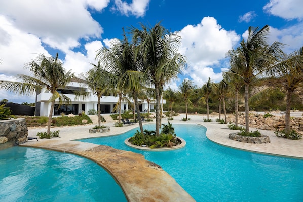 Una piscina al aire libre, cabañas de piscina gratuitas, sombrillas