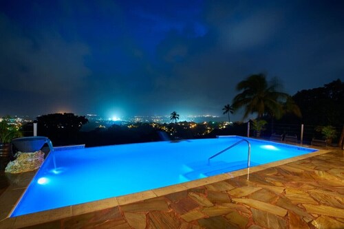 Eagle's Base Villa & Cottage - sleeps 26 guests