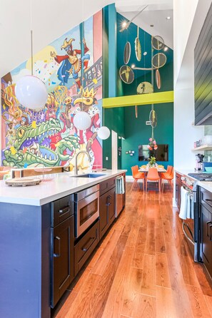 Réfrigérateur, micro-ondes, four, plaque de cuisson