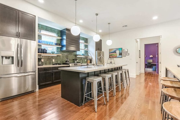 Jääkaappi, mikroaaltouuni, uuni, liesi