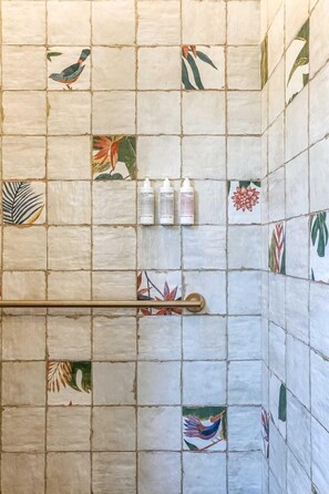 Bañera, secador de pelo y toallas
