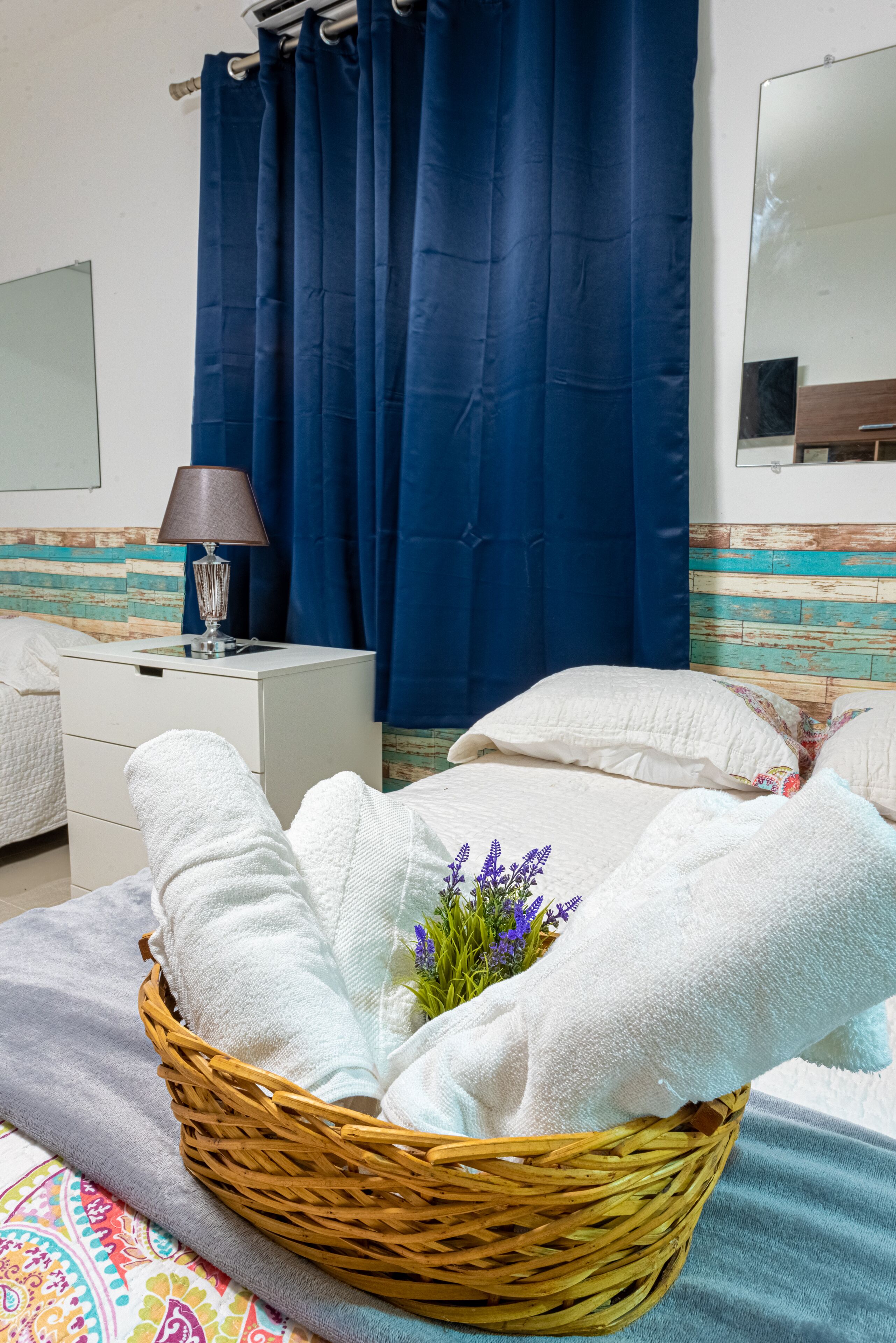 标准四人房 | 高档床上用品、迷你吧、免费 WiFi、床单