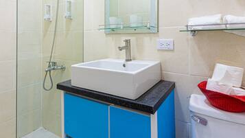 Superior Studio Suite | Bathroom | Combined shower/tub, towels, soap, shampoo