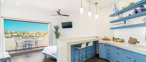 1 habitación, tabla de planchar con plancha, wifi gratis y ropa de cama