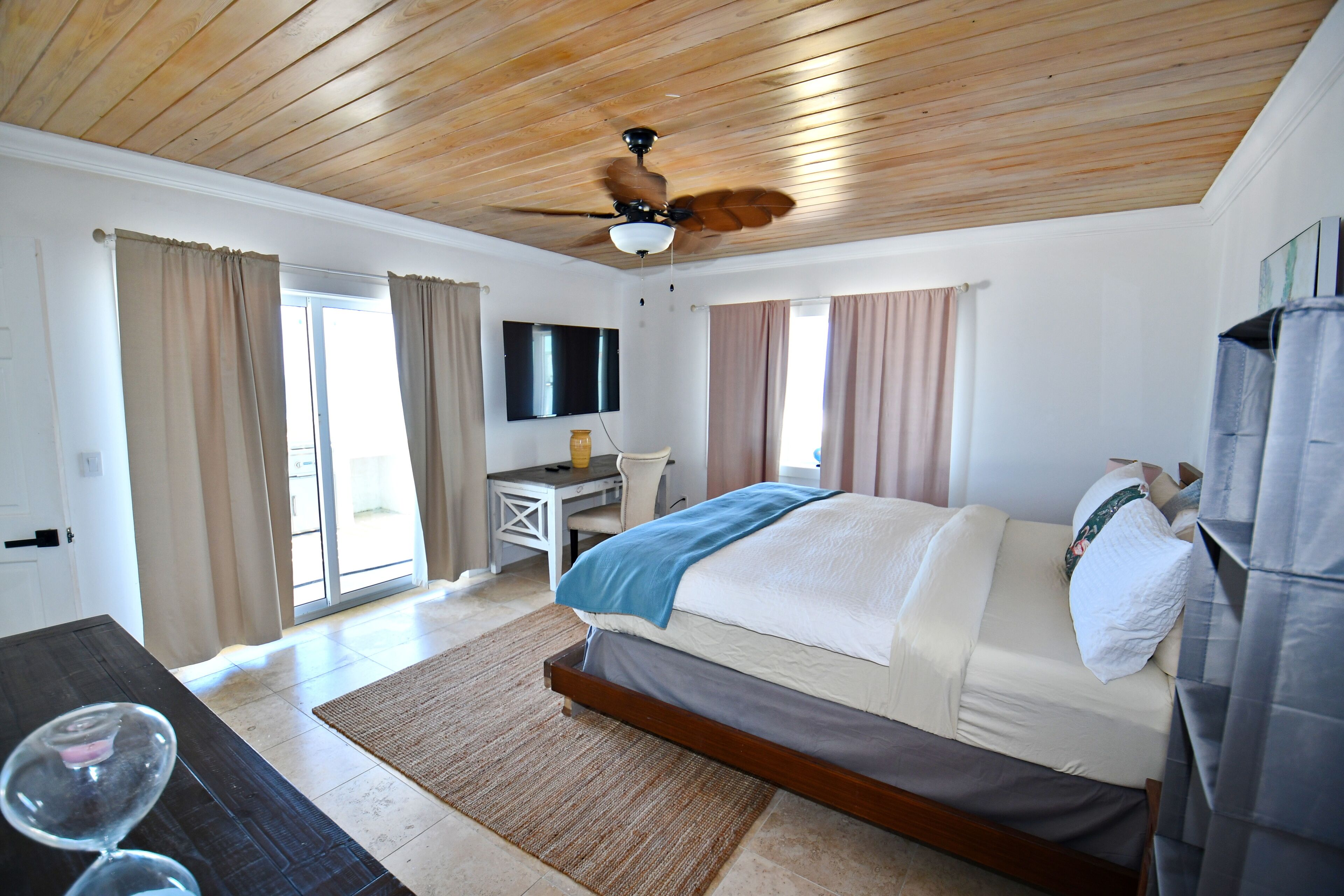 4 makuuhuonetta, työpöytä, silitysrauta/-lauta, vauvan matkasänky