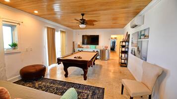 Smart-tv, ett bordtennisbord och kontor