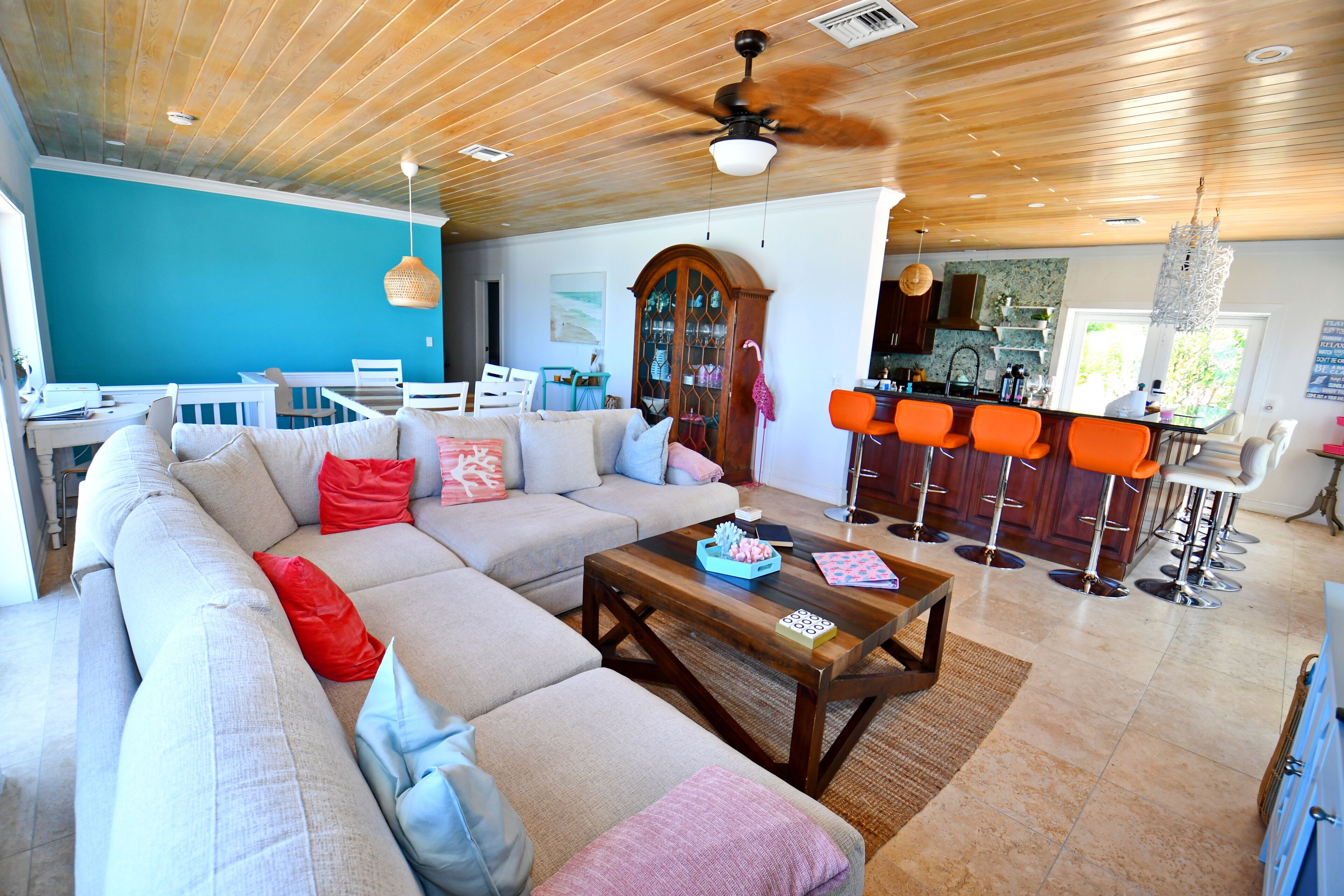 Älytelevisio, pöytätennispöytä, työhuone