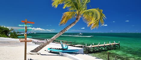 Sur la plage, chaise longue, serviettes de plage