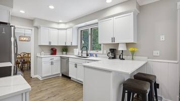 Réfrigérateur, four à micro-ondes, un four, surface de cuisson