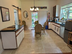 ثلاجة، ميكروويف، غسالة أطباق، ماكينة لصنع القهوة/الشاي