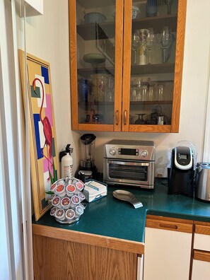 Fridge, microwave, dishwasher, coffee/tea maker - Charming Guest Quarters in Separate Building (Naples)