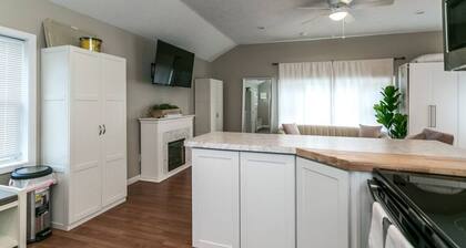 The Lilly Pad • Charming 1BR • Walk to Sylvan Beach