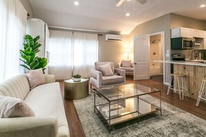 Smart TV, fireplace - The Lilly Pad • Charming 1BR • Walk to Sylvan Beach (Sylvan Beach)