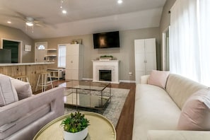 Smart TV, fireplace
