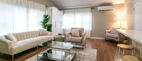 Smart TV, fireplace