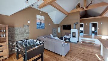 TV connectée, cheminée, baby-foot, livres