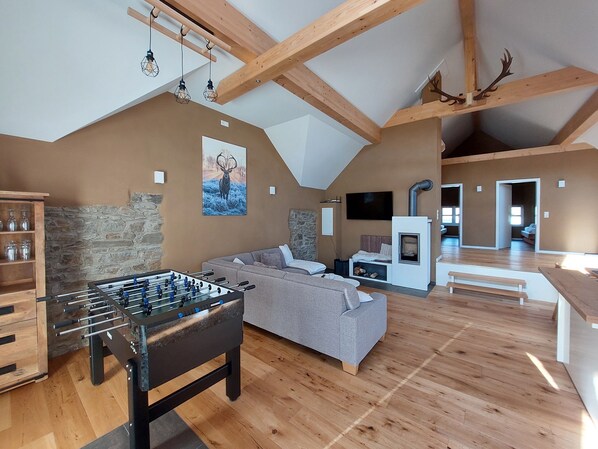 TV connectée, cheminée, baby-foot, livres