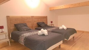 4 Schlafzimmer, Schreibtisch, Bügeleisen/Bügelbrett, Reisekinderbett