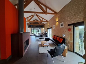 Televisie, een open haard en een tafeltennistafel