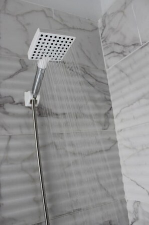 Douche cascade, articles de toilette (gratuits), serviettes fournies